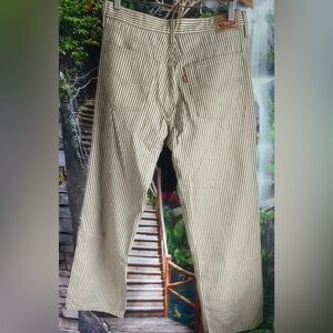 Levi’s Low Pro Womens 30x30
Pinstriped Beige Straight Leg Mid
Rise Relaxed Jeans